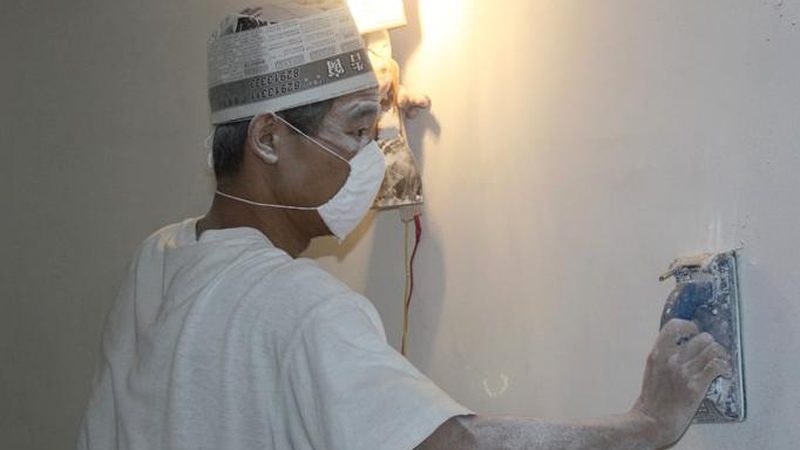 墙面漆施工流程详解：乳胶漆与传统漆料的对比分析